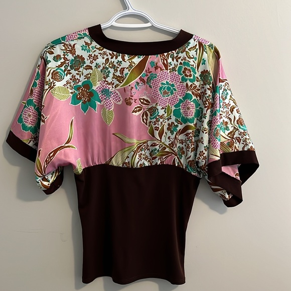 Cute pretty top! - Picture 2 of 2